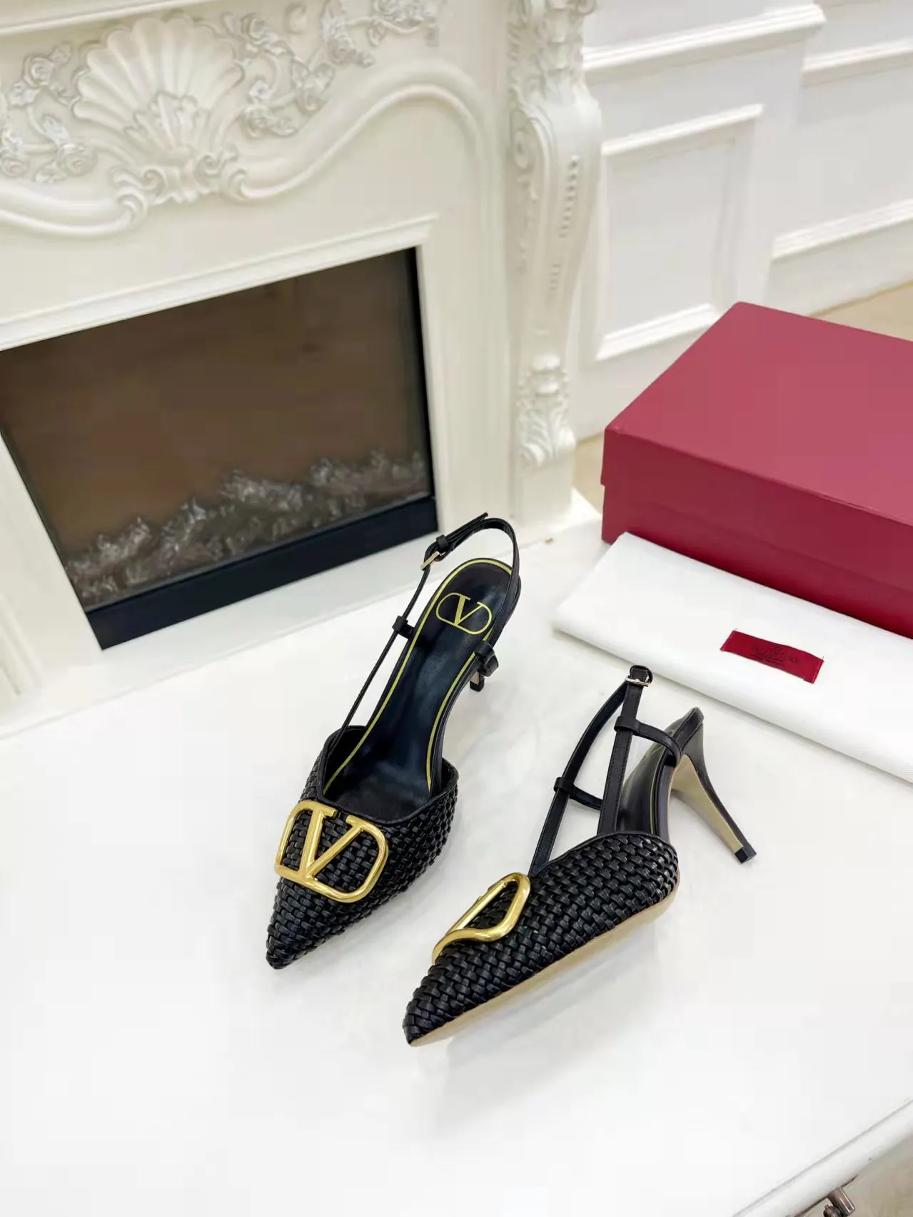 👟👟Ex-factory price 440👟👟 Genuine leather sole +40 Top version 𝑉𝐴𝐿𝐸𝑁𝑇𝐼𝑁𝑂 Valentino new spring and summer women's 5⃣️color empty back sandals. The unique [V family hand-woven] brings out a full sense of high-end, and the new season will live up to expectations! Worth buying★Absolutely high-grade❥Original method, Absolutely sensual❥Elegant style, creating a different feeling, simple and elegant style!  Code number: 35-41 (34-42 is custom-made and non-returnable) Inner lining: Sheepskin lining Heel height: 7.5 cm Leather outsole + 40 rubber outsole